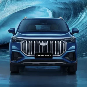 Vue avant du SUV familial Geely Okavango 7 places, avec design audacieux et calandre imposante