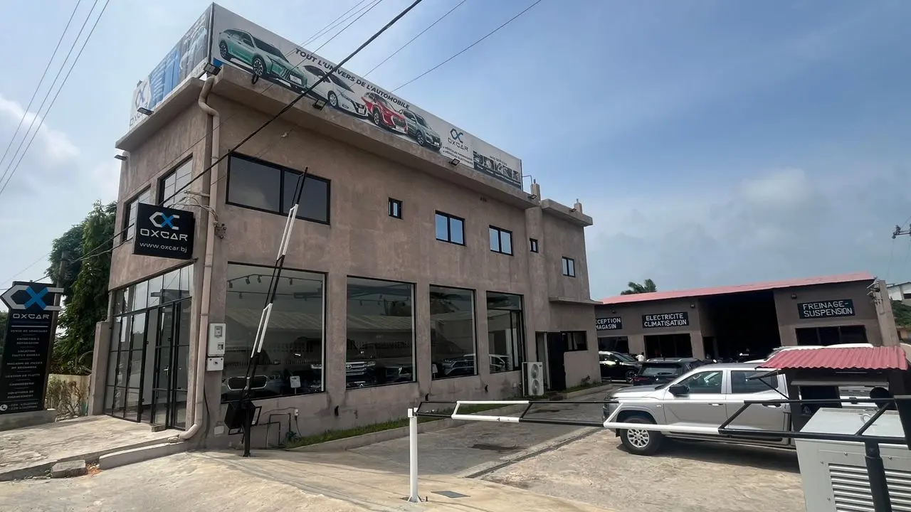 Façade du showroom OXCAR à Akpakpa Cotonou, spécialisé dans la vente de véhicules neufs et d'occasion